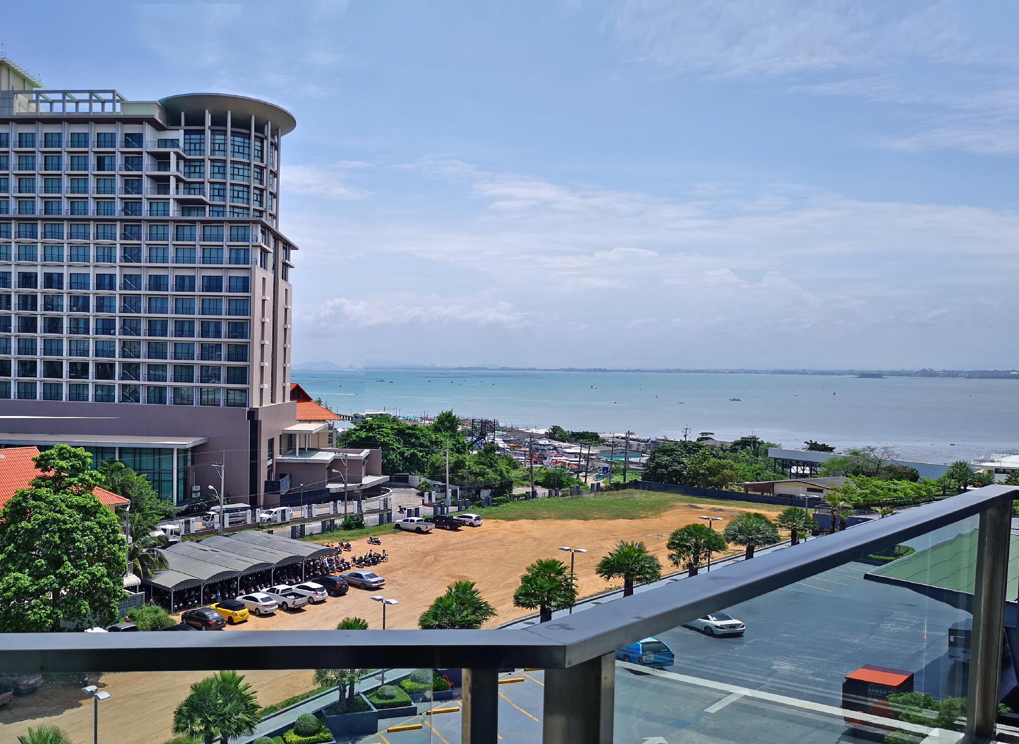 Tsix5 Quarter Hotel Pattaya Exterior foto