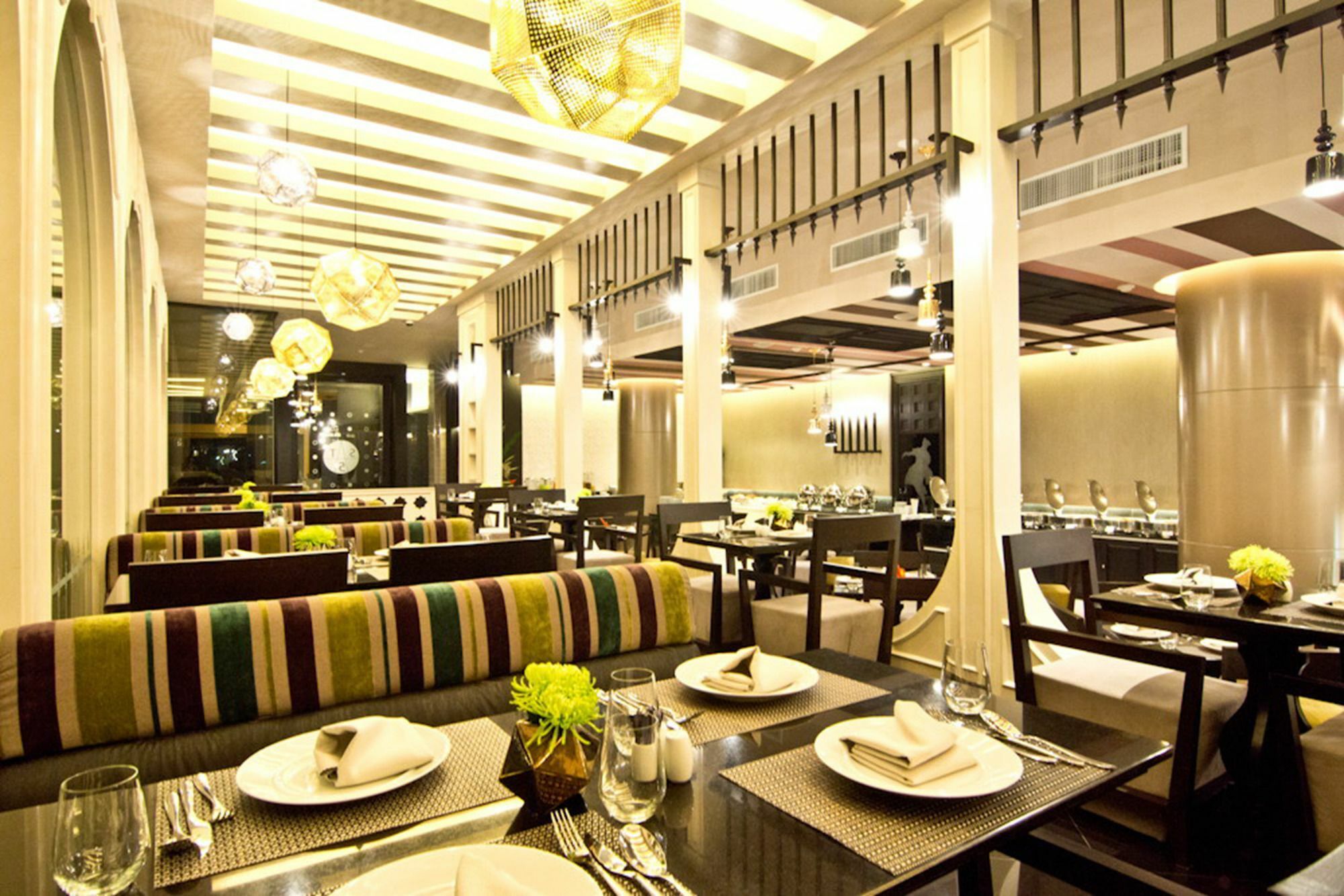 Tsix5 Quarter Hotel Pattaya Exterior foto